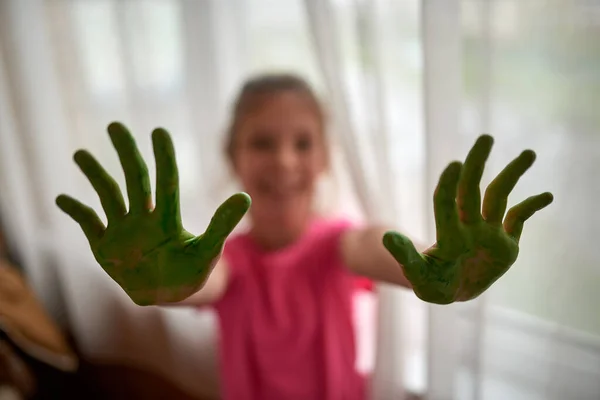 Beautiful Teenage Girl Got Her Palms Dirty Green Paint While — Stock Photo, Image