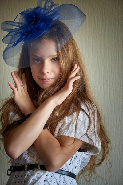 Una Hermosa Adolescente Vestido Blanco Adorno Azul Cabeza Sosteniendo Sus —  Fotos de Stock