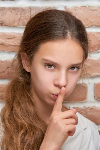 Μια Όμορφη Έφηβη Βάζει Δάχτυλό Της Στα Χείλη Της Σημάδι — Φωτογραφία Αρχείου