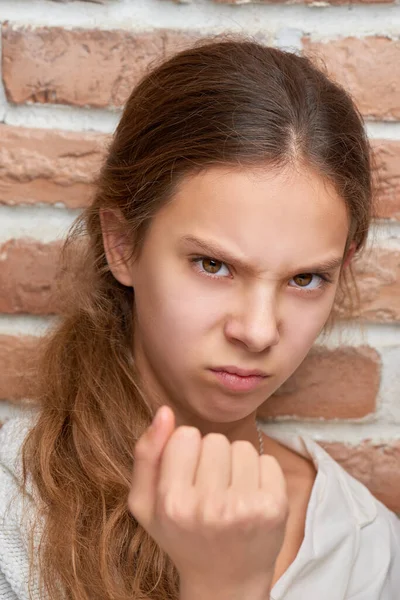 Una Adolescente Enojada Descontenta Con Pelo Largo Muestra Puño Amenazadoramente — Foto de Stock