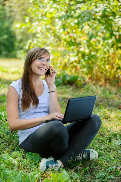 Een Jonge Mooie Glimlachende Vrouw Met Een Bril Lang Haar — Stockfoto