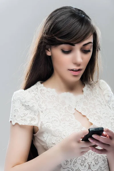 Молода Красива Дівчина Довгим Темним Волоссям Тримає Мобільний Телефон Сірому — стокове фото