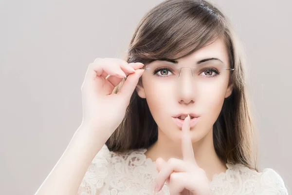 Una Joven Hermosa Mujer Cabello Oscuro Levanta Sus Gafas Pone —  Fotos de Stock