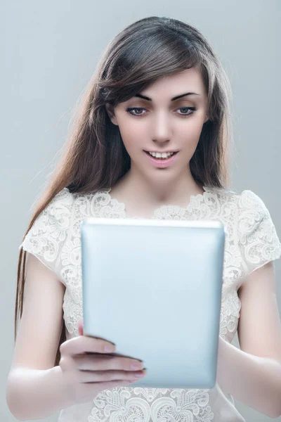 Een Jonge Mooie Glimlachende Vrouw Met Donker Lang Haar Houdt — Stockfoto