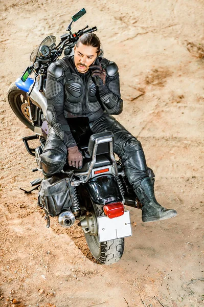 Homem Viril Senta Sua Moto Plena Marcha Fala Seu Telefone — Fotografia de Stock