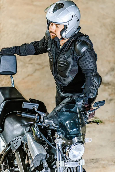 Motociclista Capacete Custos Engrenagem Perto Uma Grande Motocicleta Poderosa — Fotografia de Stock