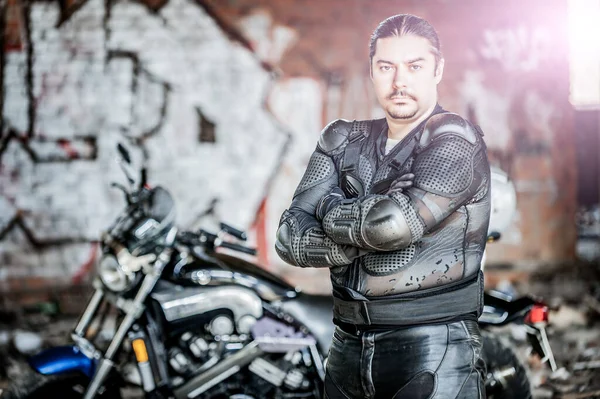 Viriler Junger Mann Motorradkluft Steht Vor Einem Mächtigen Motorrad Und — Stockfoto