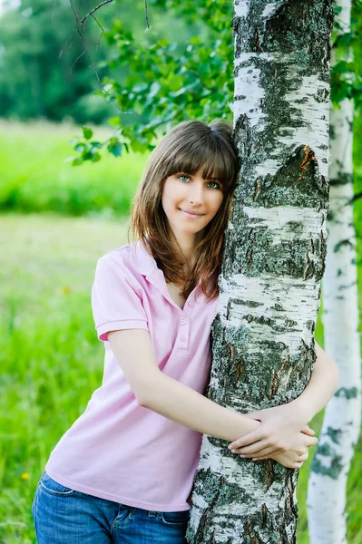 Une Jolie Jeune Femme Jean Bleu Chemisier Rose Serrent Bouleau — Photo