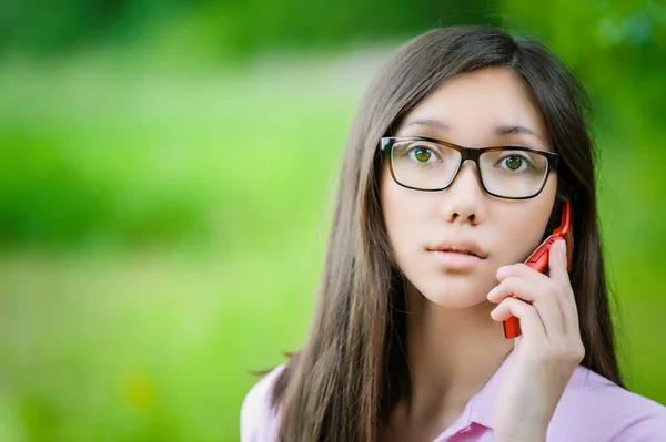 Pembe Bluzlu Gözlüklü Genç Düşünceli Asyalı Kadın Yeşil Bir Yaz — Stok fotoğraf