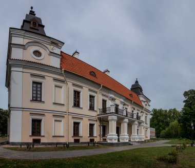 SKOKI, BELARUS - 15 Eylül 2019: Nemtsevich Malikânesi, tarihi ve anıt müzesi. Barok tarzında 1770 'lerde yapılmış bir malikane. Skoki, Motykal Köy Konseyi 'nin Brest bölgesinde bir köydür..