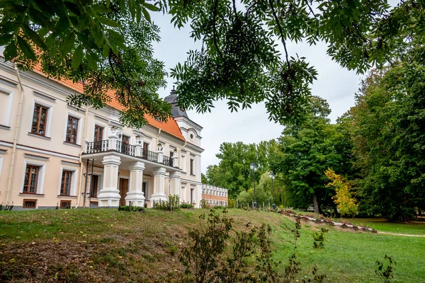 Skoki Belarus Wrzesień 2019 Majątek Nemtsevichów Muzeum Historyczne Pamiątkowe Pałac — Zdjęcie stockowe