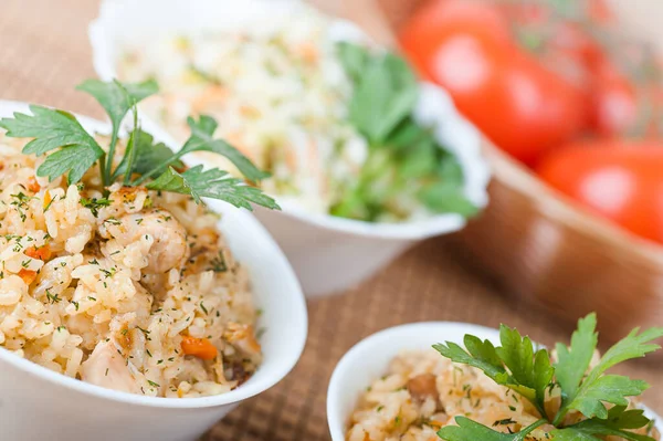 Pilaf Com Carne Arroz Guarnecido Com Salsa Pano Mesa Bambu — Fotografia de Stock