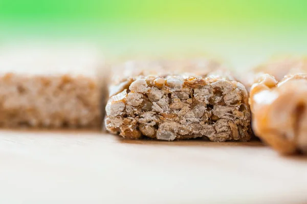 Kozinaki Del Sesam Solrosfrön Och Jordnötter Ligger Ett Träbord — Stockfoto