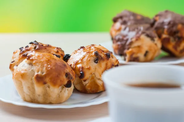 Cupcakes Met Rozijnen Chocolade Liggen Witte Borden Een Houten Tafel — Stockfoto