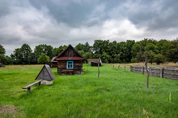 Old Log House Well Triangular Roof Green Grass Overcast Sky — Stock Photo, Image