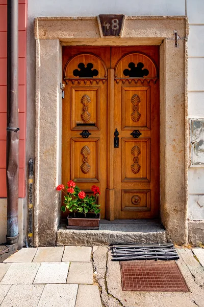 Hermosa Puerta Madera Con Patrones Tallados Viejo Edificio Piedra Flores —  Fotos de Stock