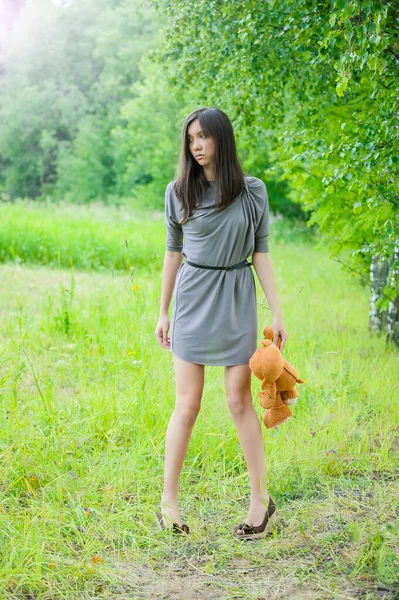 Uma Jovem Mulher Bonita Brooding Com Uma Aparência Asiática Vestindo — Fotografia de Stock