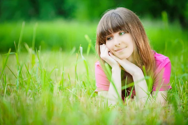 Giovane Bella Donna Sorridente Una Camicetta Rossa Trova Sull Erba — Foto Stock