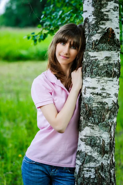 Mulher Bonita Jeans Azul Blusa Rosa Perto Uma Bétula Contra — Fotografia de Stock