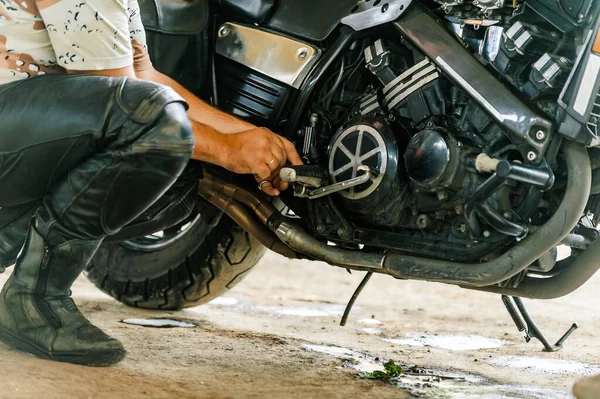 Corajoso Jovem Repara Sua Motocicleta Poderosa — Fotografia de Stock