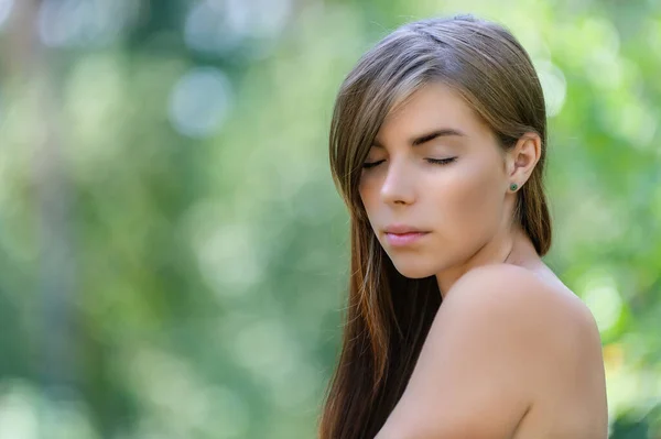 Uma Jovem Mulher Tranquila Adorável Com Ombros Nus Olhos Fechados — Fotografia de Stock