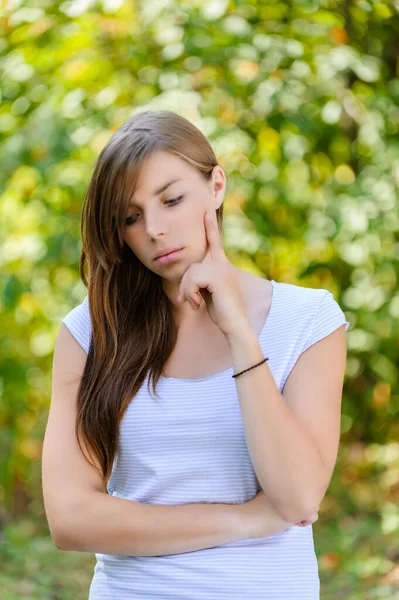 Eine Junge Charmante Grübelnde Frau Legt Den Zeigefinger Auf Ihre — Stockfoto