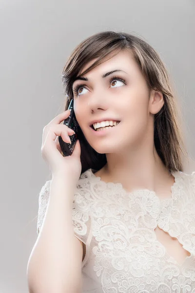 Молодая Красивая Смеющаяся Женщина Длинными Темными Волосами Разговаривает Мобильному Телефону — стоковое фото