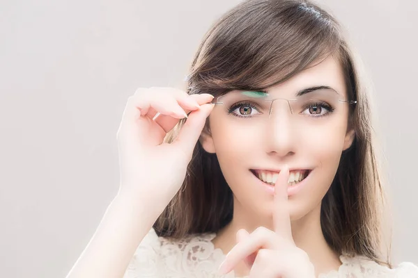 Una Giovane Bella Donna Dai Capelli Scuri Alza Gli Occhiali — Foto Stock