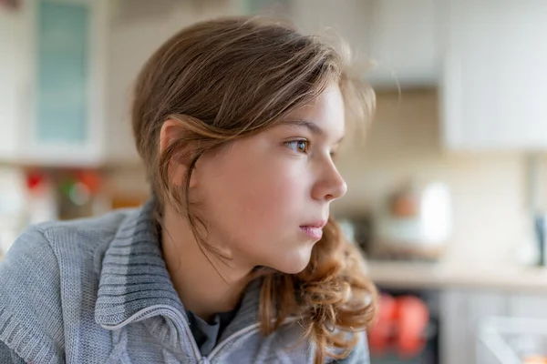 Una Bella Ragazza Bionda Guarda Pensieroso Lato Cucina Sullo Sfondo — Foto Stock