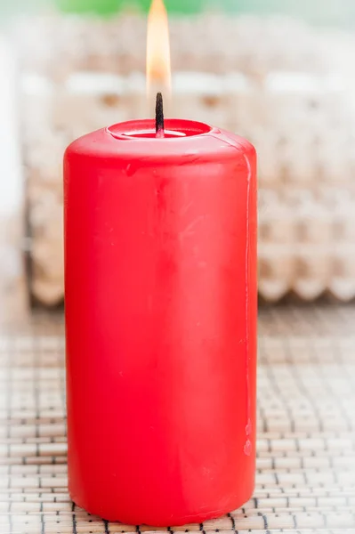 Brandende Rode Kaars Staat Het Bamboe Tafelkleed Tafel Stockfoto