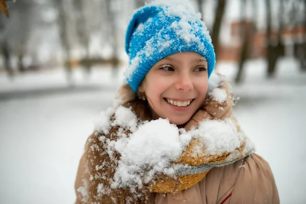 Liten Vacker Lycklig Flicka Med Snöig Krage Vinter Stadspark — Stockfoto