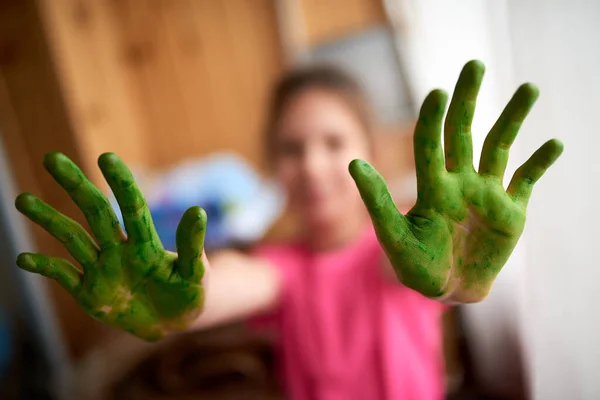 Bulanık Bir Arka Planda Yeşil Elleri Olan Güzel Bir Kız — Stok fotoğraf