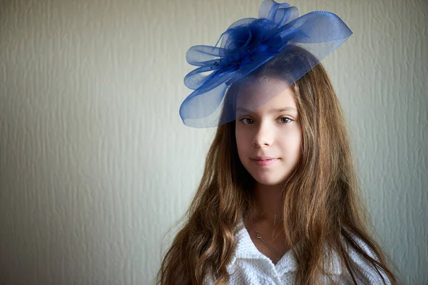 Vacker Tonåring Flicka Blå Hatt Och Långt Hår — Stockfoto