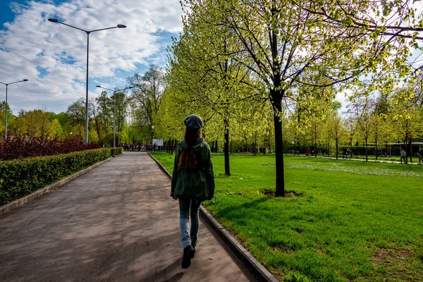 Adolescente Con Una Giacca Verde Cammina Parco Primaverile Ambiente Urbano — Foto Stock