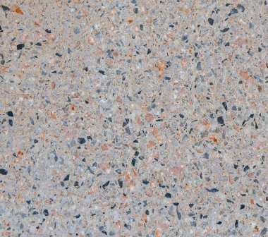 Mermer ve granit kırıntılarının kesiştiği beton duvar. İlginç bir doku ve yapı. Arkaplan.