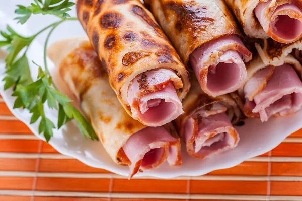 Bacon Delicioso Embrulhado Panquecas Com Tubo Lado Uma Salsa Verde — Fotografia de Stock