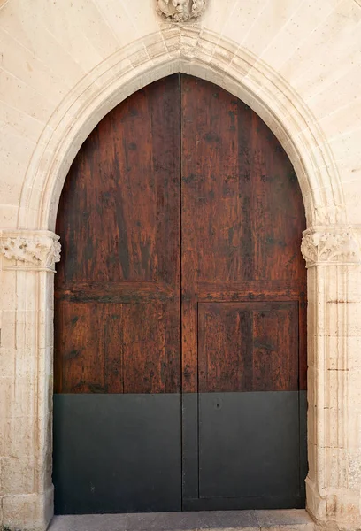 Krásné Staré Dřevěné Dveře Podobě Oblouku Starém Kamenném Domě — Stock fotografie