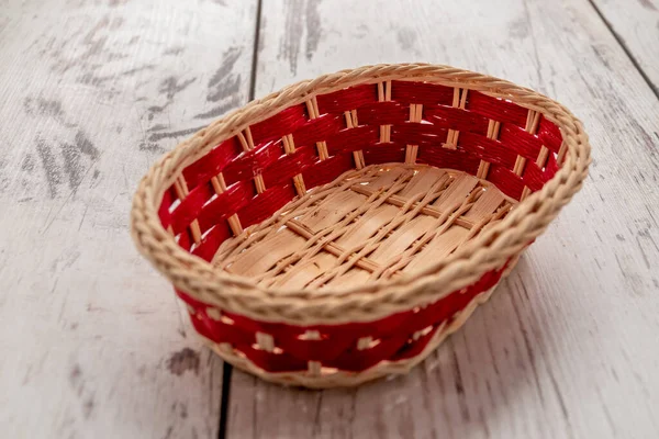 Cesta Vime Vermelho Bonita Uma Mesa Madeira — Fotografia de Stock