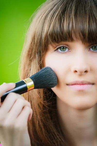 Gesicht Einer Jungen Schönen Frau Nahaufnahme Der Meister Fügt Ihr — Stockfoto