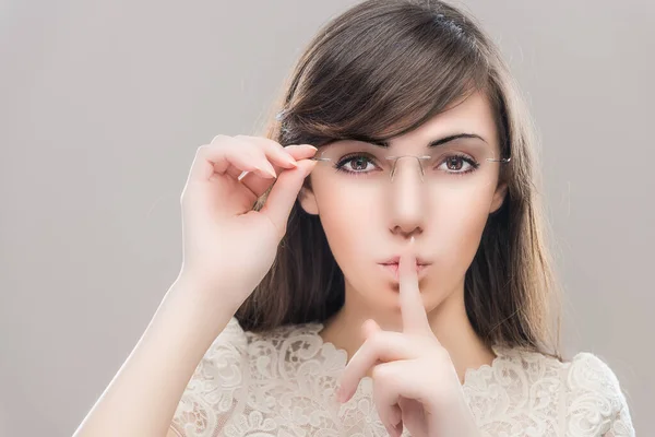 Une Jeune Belle Femme Aux Cheveux Foncés Lève Ses Lunettes — Photo