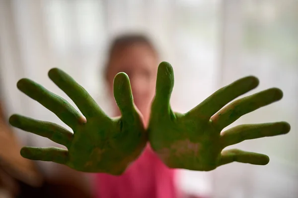 Beautiful Teenage Girl Got Her Palms Dirty Green Paint While — Stock Photo, Image