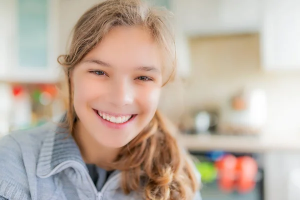 Μια Όμορφη Ξανθιά Χαρούμενη Έφηβη Γκρι Πουλόβερ Γελάει Χαρούμενα Κουζίνα — Φωτογραφία Αρχείου