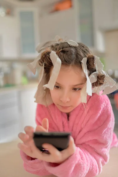 Uma Linda Adolescente Latte Rosa Rolos Cabeça Senta Mesa Cozinha — Fotografia de Stock