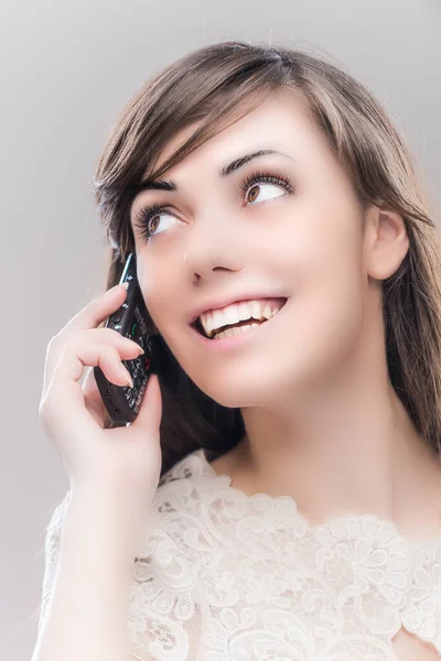 Eine Junge Schöne Lachende Frau Mit Langen Dunklen Haaren Spricht Stockfoto