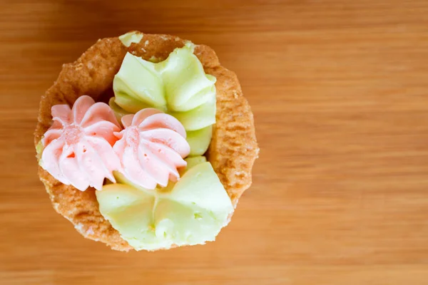 Νόστιμο Cupcake Σπιτικό Cupcake Γενεθλίων Ροζ Γλυκά Σχέδια Ξύλινο Τραπέζι — Φωτογραφία Αρχείου