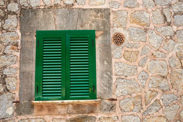 漂亮的木制窗户 有绿色百叶窗 欧洲一个小城市的旧石屋 — 图库照片