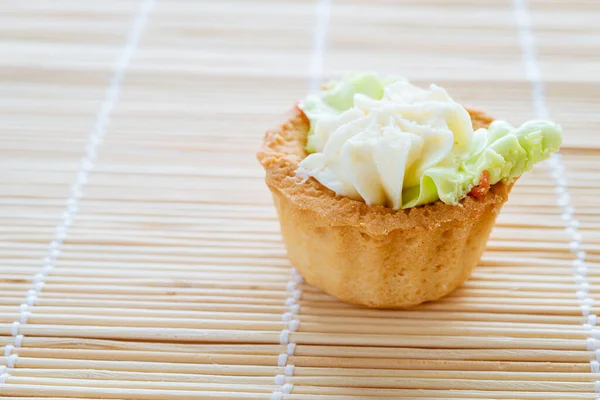 Deliziosi Cesti Sabbia Dolce Con Crema Tappetino Bambù Foto Stock