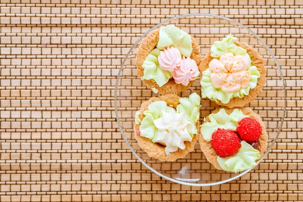 Delicious Sweet Sandbreaking Baskets Cream Glass Plate Bamboo Mat — Stock Photo, Image