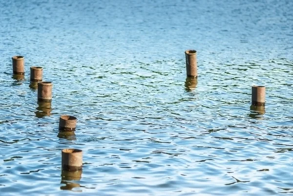 Pali metallici in acqua — Foto Stock