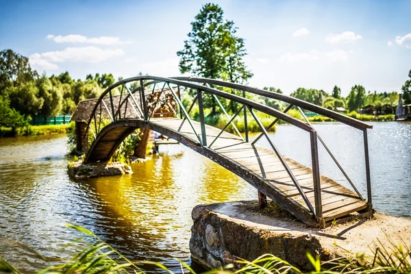 Puente de madera sobre el río — Foto de Stock